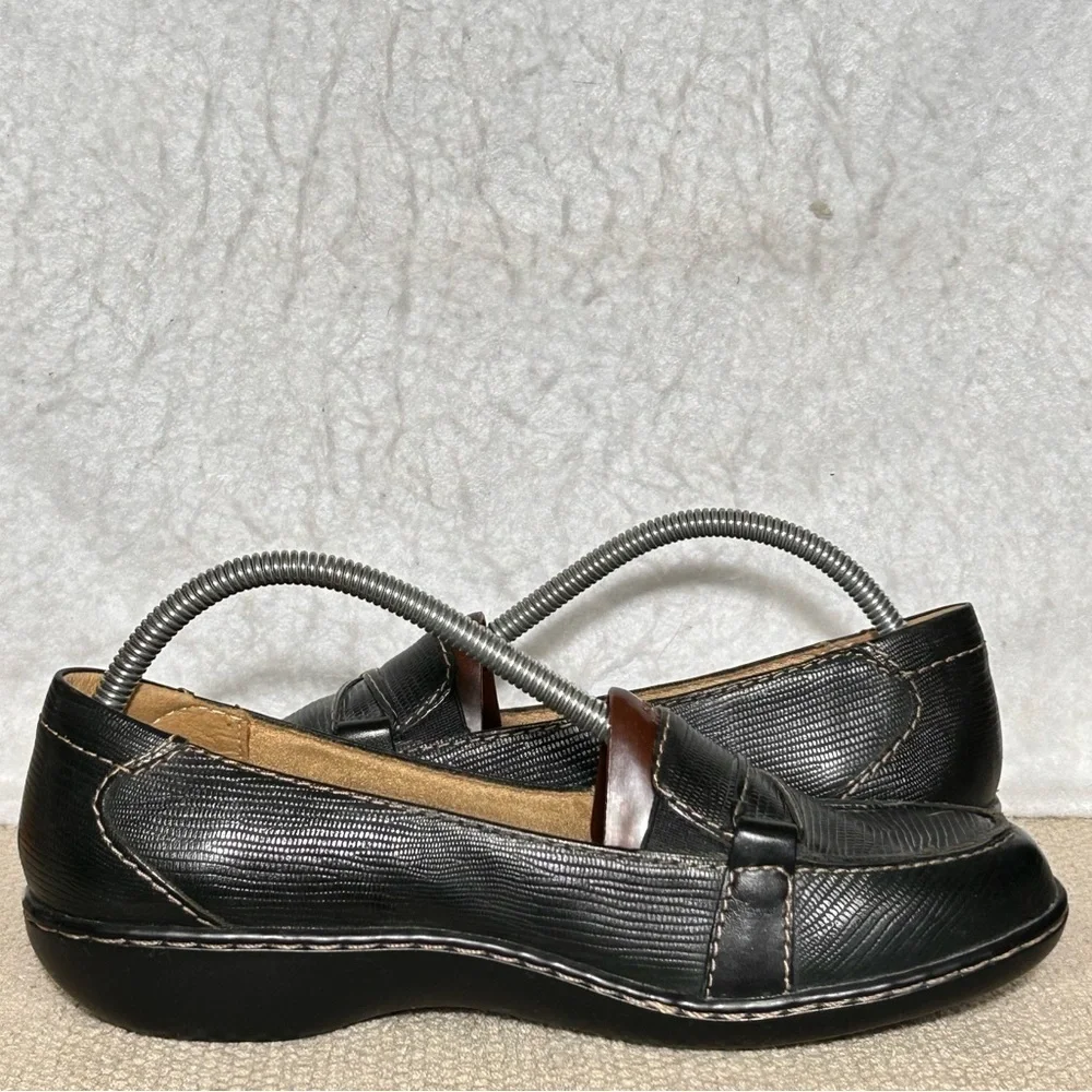Clarks Womens Black Cora Daisy Leather Slip On Casual Loafers Shoes SZ 8M NWOT